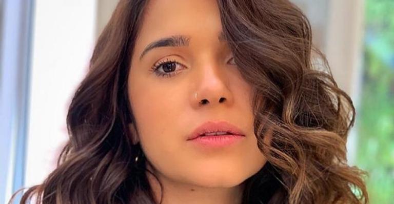 Gizelly Bicalho posa para sequência deslumbrante de cliques