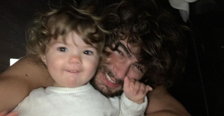 Rafa Vitti se derrete ao posar coladinha com Clara Maria: ”Pequeninha tá crescendo”