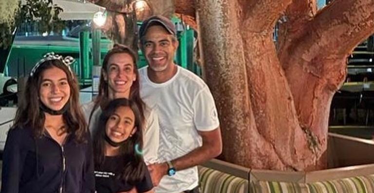 Em família, Tania Khalill celebra aniversário do marido, Jair Oliveira