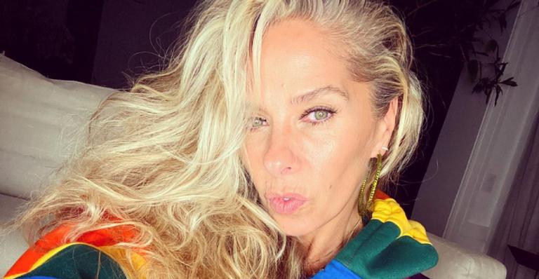 Adriane Galisteu posa com cãozinho e encanta a web: ”Uma gata mara e um doguinho lindo!”