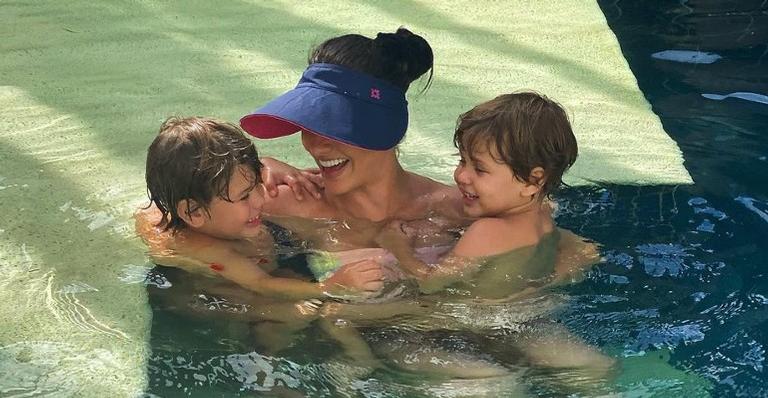 Andressa Suita compartilha fotos descontraídas ao lado dos filhos