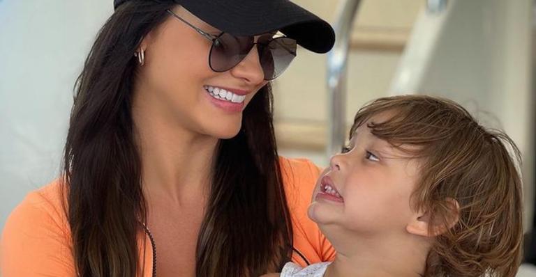 Andressa Suita recebe flores dos filhos e se derrete: ”Muito para o coração”