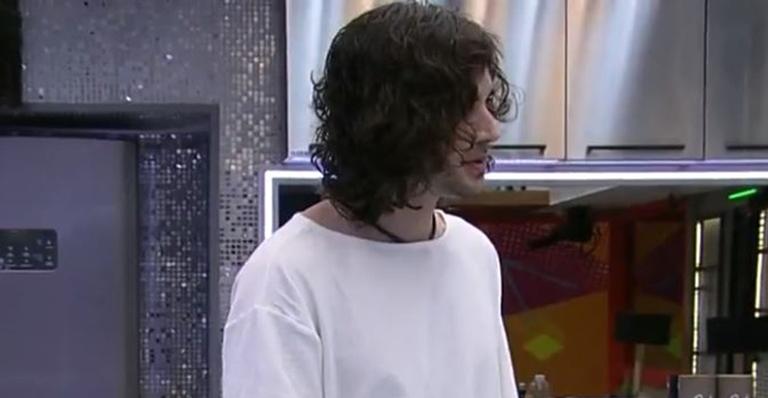 BBB21: Fiuk analisa comportamento de Arthur com Carla Diaz: ”Deve doer muito em você”