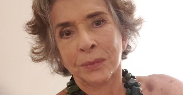 Betty Faria posta clique na praia e se explica: ”Só tirei a máscara para entrar na água”