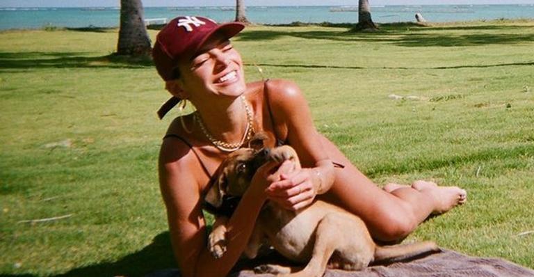 De biquíni, Bruna Marquezine empina o bumbum na beira da piscina: ”Perfeita”