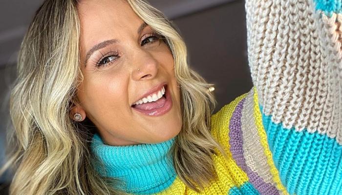 Carla Perez agradece apoio dos fãs com álbum de fotos inéditas: ”Agradeço a Deus por vocês”