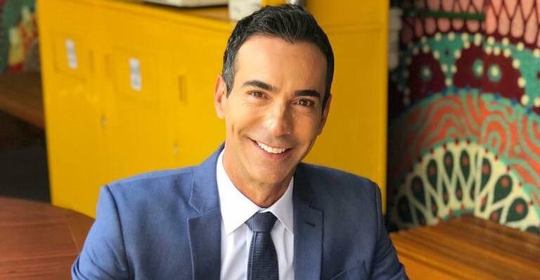 Mãe de César Tralli é vacinada e jornalista celebra momento: ”Chegou a vez dela”