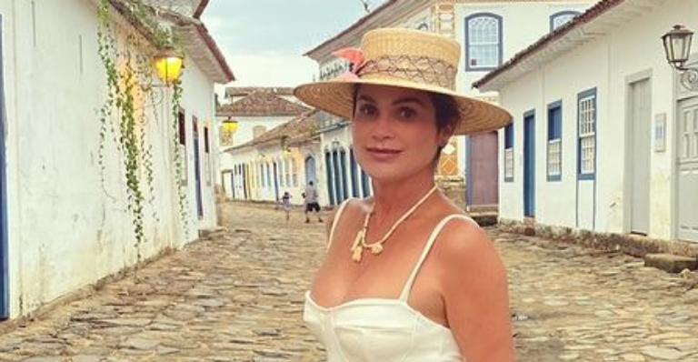 Flávia Alessandra transmite interessante mensagem para seus seguidores: ”Fazendo a Namaria”