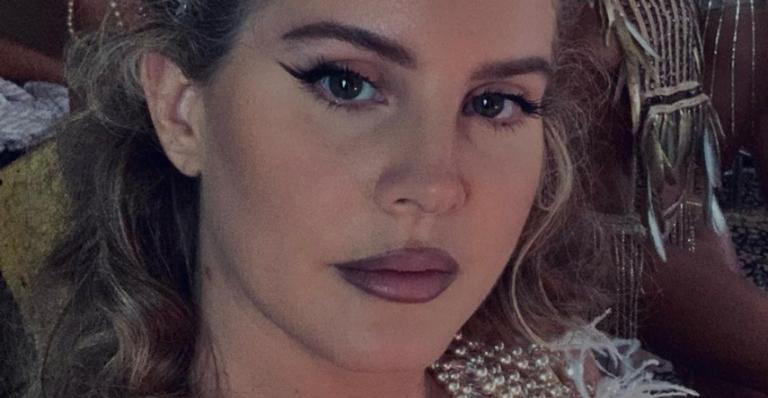 Lana Del Rey visita o começo da carreira no clipe melancólico de ‘White Dress’