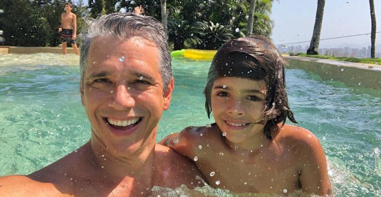 Márcio Garcia flagra o filho, João brincando na cozinha e se derrete: ”Como não te agarrar?”