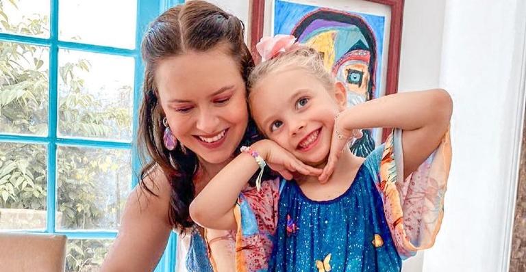 Mari Bridi usa método inusitado para pintar o cabelo da filha de azul