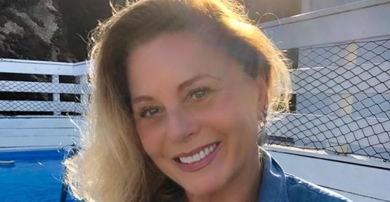 Vera Fischer posa sorridente e faz reflexão: ”Sou só amor, carinho e gratidão”