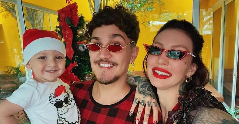 Grávida, Zoo posta foto com o marido e o primogênito: ”Melhor fase da minha vida”