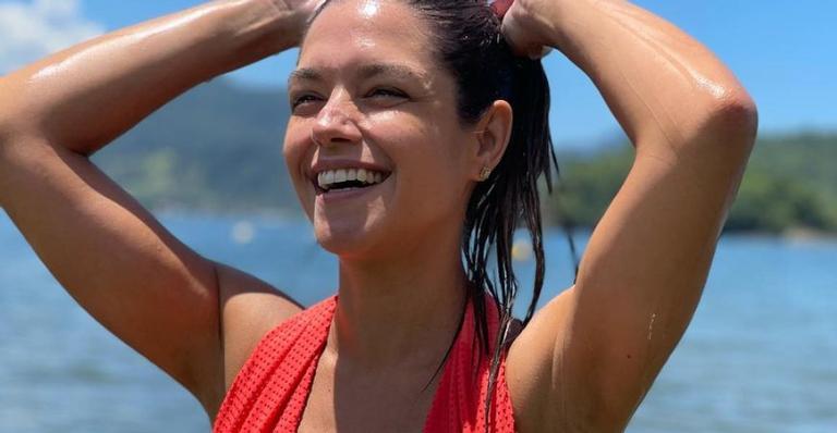 De biquíni rosa, Thaís Fersoza posa deslumbrante no mar: ”A palavra de hoje é gratidão”