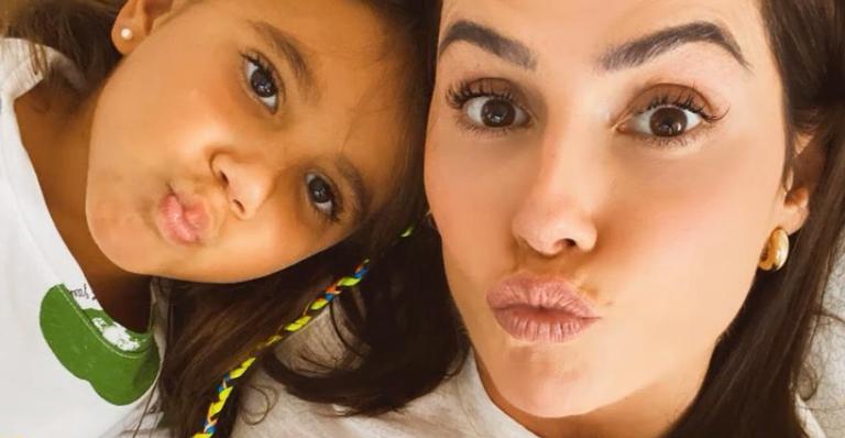 De biquíni, Deborah Secco aproveita dia ensolarado abraçada com a filha: ”Meu tudinho”
