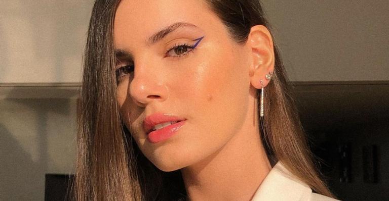 Fazendo topless, Camila Queiroz surge caracterizada como Angel: ”Ela está de volta”