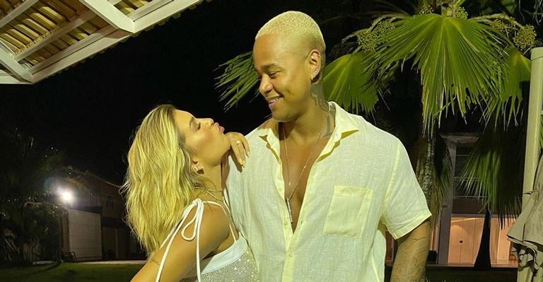 Léo Santana curte barriguinha de grávida da esposa, Lore Improta: ”Gratidão”