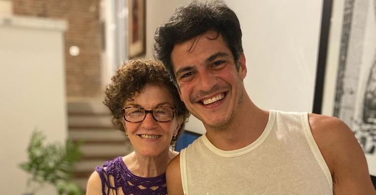 Ao lado da mãe, Mateus Solano comemora 40 anos e revela surpresa feita pelo padrasto