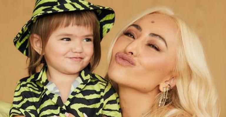 Sabrina Sato mostra Zoe fazendo amizade com as ovelhinhas e web reage: ”Coisa mais linda”