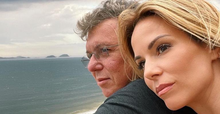 Ana Furtado celebra 21 anos de casada com Boninho e relembra 1º flagra de um beijo deles