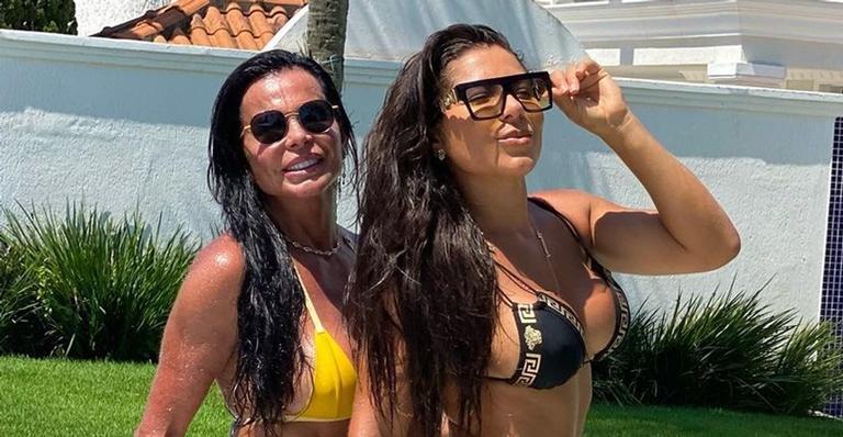 Andressa Ferreira e Gretchen posam de biquíni e ostentam corpão: ”Chocada!”