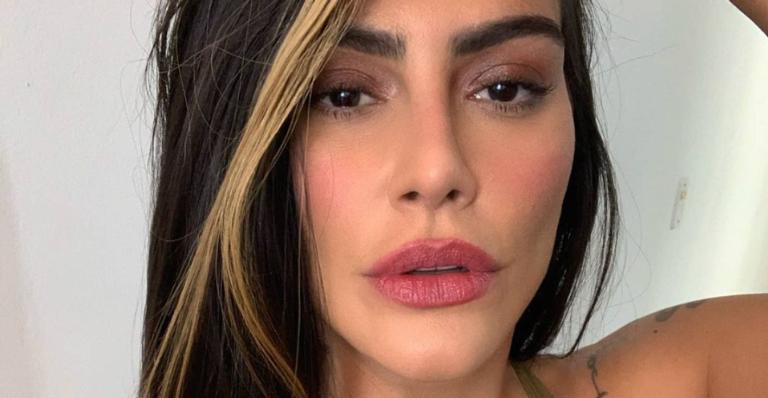 Cleo Pires posa de vestido branco com fenda ousadíssima e fãs reagem: ”Que mulherão”