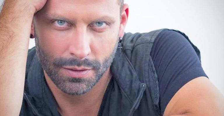 Henri Castelli surge descamisado e eleva a temperatura na web: ”Parece um deus grego”
