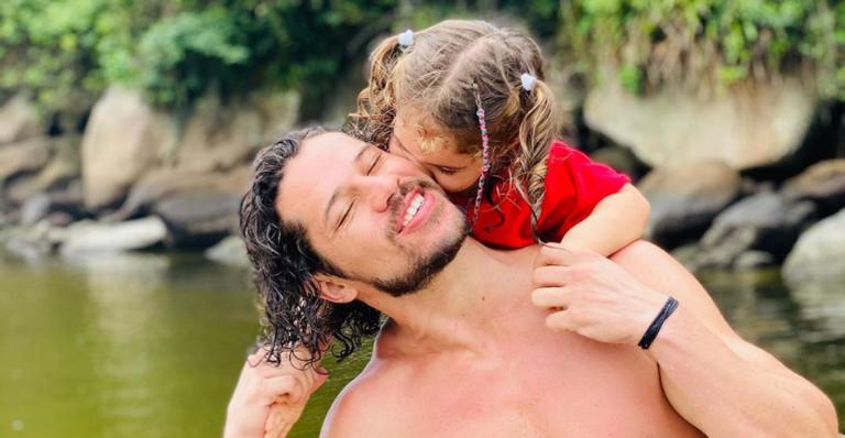 José Loreto aproveita o dia com a filha e se declara: ”Eu te amo daqui até a Lua”