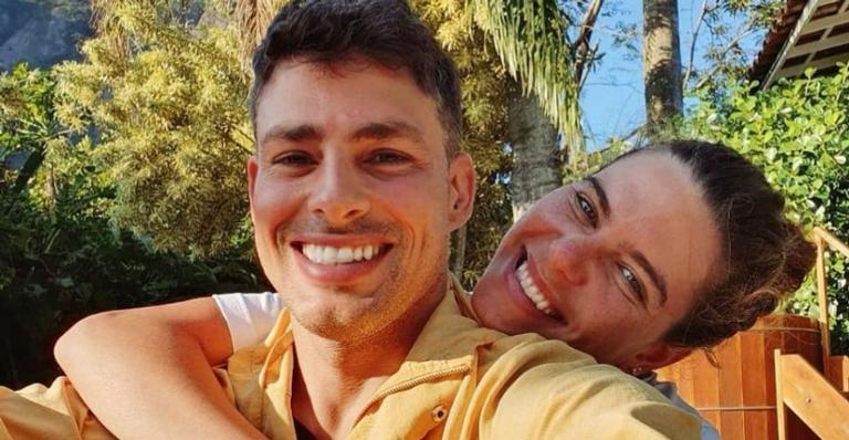 Mariana Goldfarb posa na piscina em clima de romance com Cauã Reymond: ”Tudo azul”