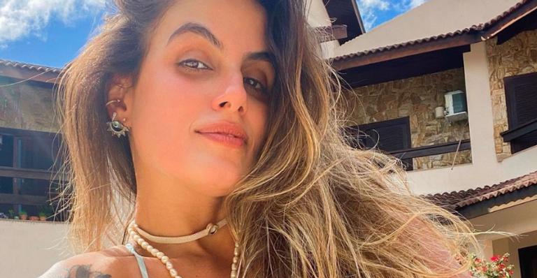 Só de biquíni, Carol Peixinho pega Sol deitada na varanda e leva fãs à loucura: ”Musa perfeita”