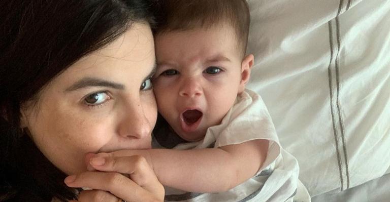 Sthefany Brito posta clique encantador do filho ao lado dos cachorros de estimação