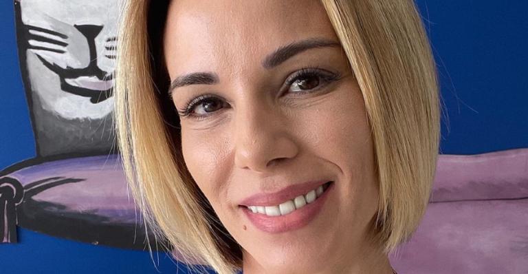 Ana Furtado posa ao lado de buquê especial que ganhou de Boninho: ”Selfie com essas flores lindas”
