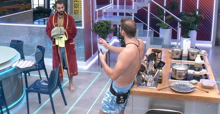 BBB21: Caio fala com Gilberto sobre a formação do paredão: ”Eu sei que você ficou chateado”
