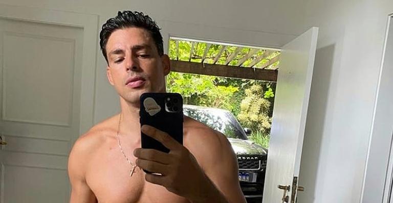 Cauã Reymond divide momento carinhoso com seu cachorro e encanta web: ”Fofos”