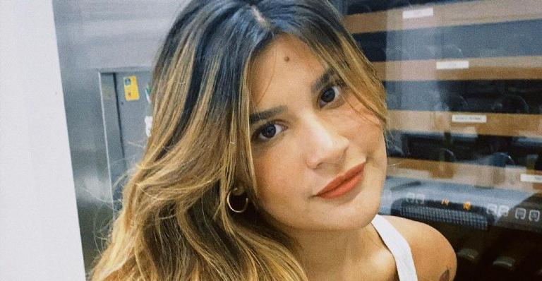 Giulia Costa tira fotos durante aula à distância e lamenta: ”Saudades infinitas do presencial”