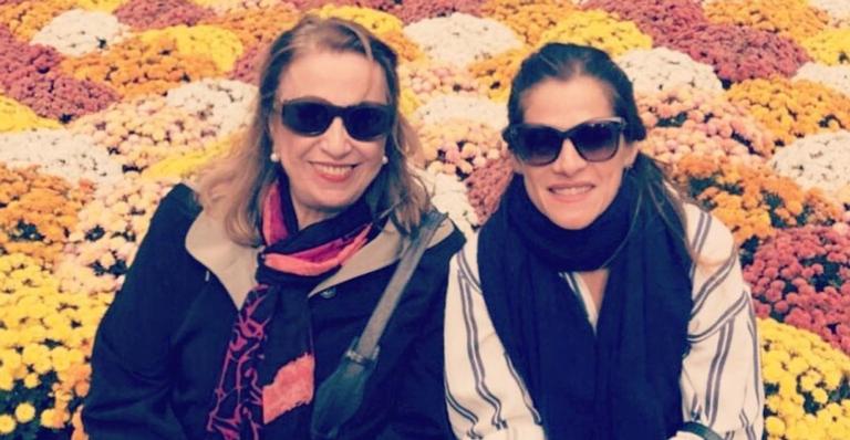 Ingrid Guimarães exibe a mãe tomando a 1ª dose da vacina: ”Quando a vida te dá um acalento”