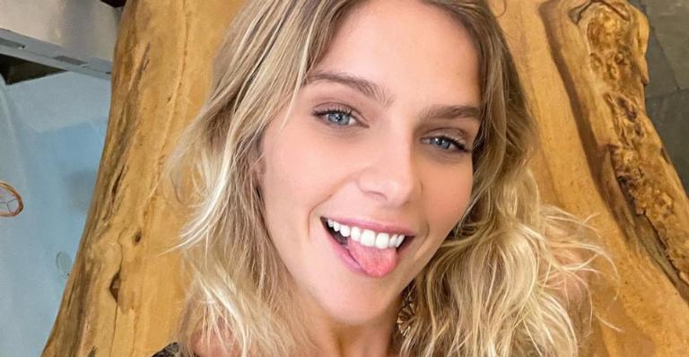 Isabella Santoni surge fazendo yoga na web e fãs elogiam: ”Linda perfeita”