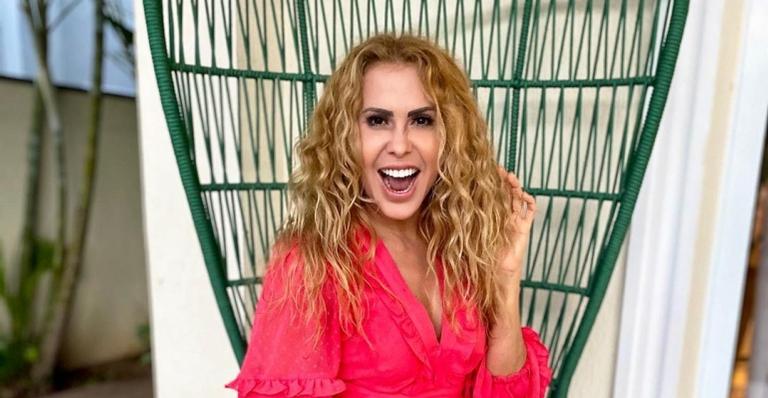 Repleta de estilo, Joelma posa sorridente em clique e deixa lindo recado aos fãs: ”Pra todos nós”