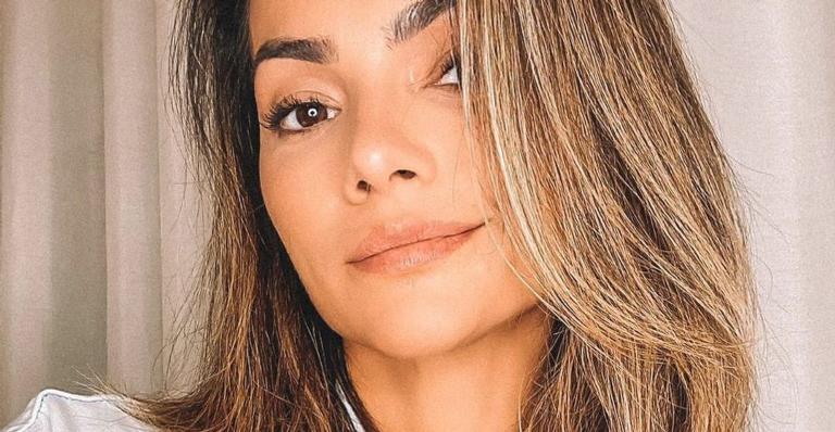 Na praia, Kelly Key posa com maiô fio dental e rouba a cena com corpaço: ”Que bumbum é esse?”