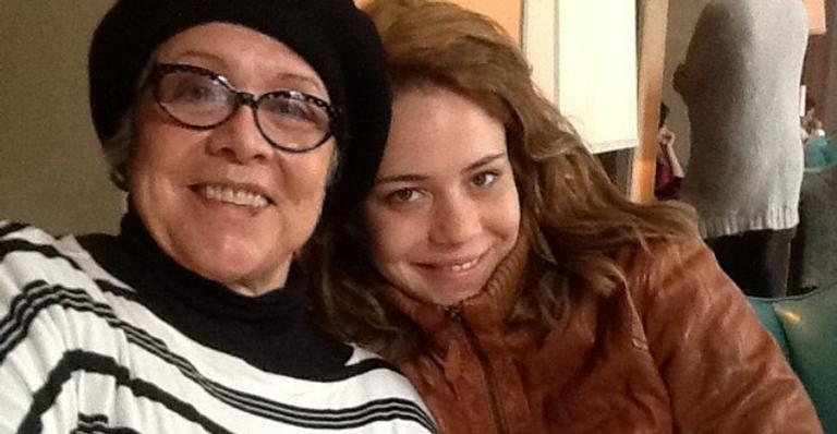 Leandra Leal mostra a mãe recebendo a primeira dose da vacina contra a Covid-19