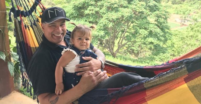 Mauricio Mattar celebra mais um mês de vida da filha, Ilha: ”Minha bonequinha da Disney”
