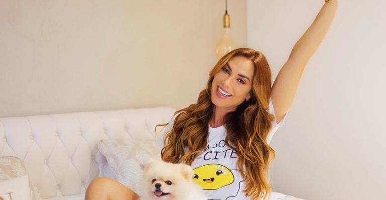 De biquíni, Nicole Bahls posa de costas em barco de luxo e ostenta boa forma: ”Gata”