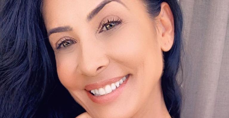 Scheila Carvalho posa belíssima com biquíni cavado e exibe shape impecável: ”Um corpo desse!”