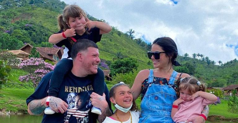 Thaís Vasconcellos posa com as filhas durante café da manhã: ”Começar a semana com minhas meninas”