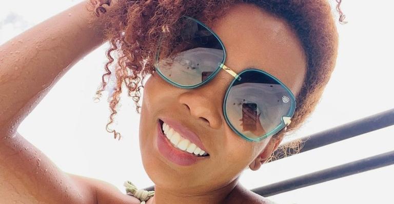 Thelminha ousa na elegância em clique e deixa mensagem inspiradora: ”Um feixe de luz”