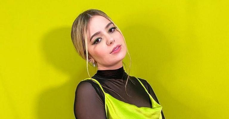 Viih Tube, do BBB21, exibe boa forma ao posar com biquíni vermelho e rouba a cena: ”Gata!”