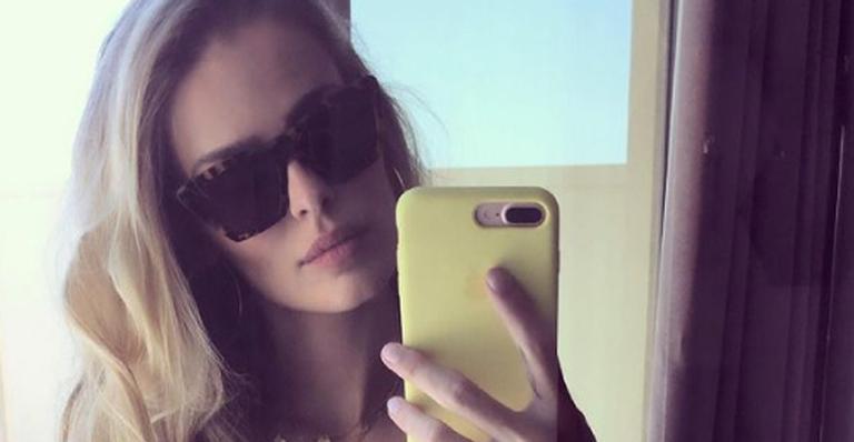 Yasmin Brunet exibe barriga negativa em novo clique de biquíni