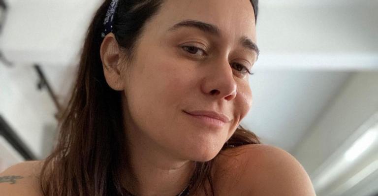 Alessandra Negrini surge meditando e encanta web: ”Dar uma melhorada no astral”