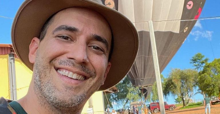 André Marques posa com camiseta em homenagem aos seus cães: ”Minhas filhas estampadas no peito”