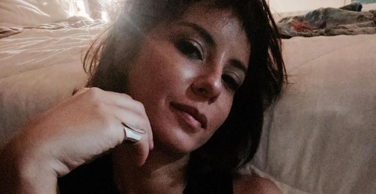 Andréia Horta diverte fãs ao surgir limpando sua planta: ”Virginiana?”